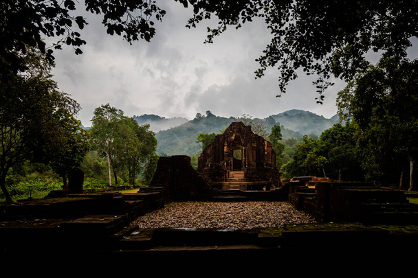 Magnifiques ruines sacrées du Sanctuaire de Mon Fils à Hoi An, au centre du Vietnam. - Photo, image