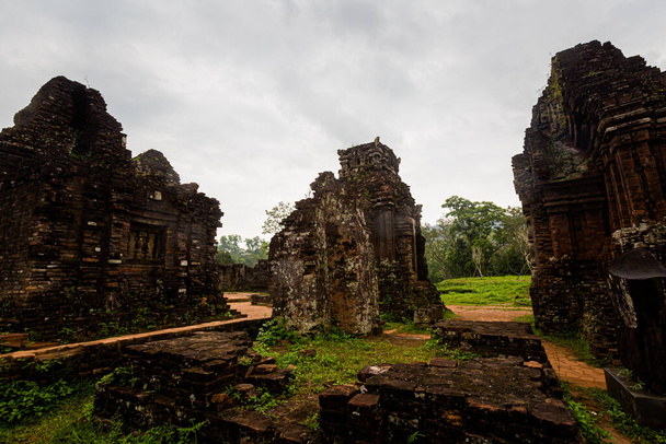 Прекрасные священные руины святилища Моего Сына в Хойане, центральный Вьетнам. - Фото, изображение