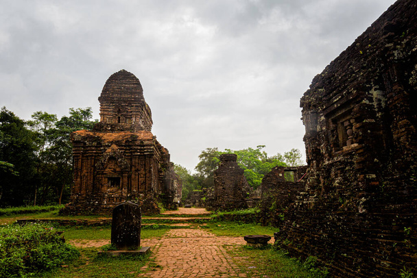 Hermosas ruinas sagradas de Mi Hijo Santuario en Hoi An, Vietnam central. - Foto, imagen