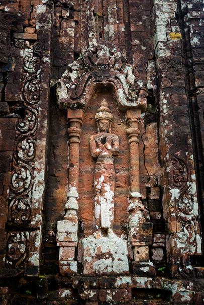 Όμορφα ιερά ερείπια του Ιερού του Υιού μου στο Χόι Αν, κεντρικό Βιετνάμ. - Φωτογραφία, εικόνα