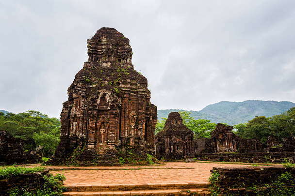 Όμορφα ιερά ερείπια του Ιερού του Υιού μου στο Χόι Αν, κεντρικό Βιετνάμ. - Φωτογραφία, εικόνα