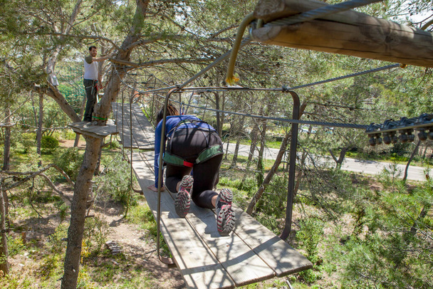 mensen trainen in een boomklimpark - Foto, afbeelding