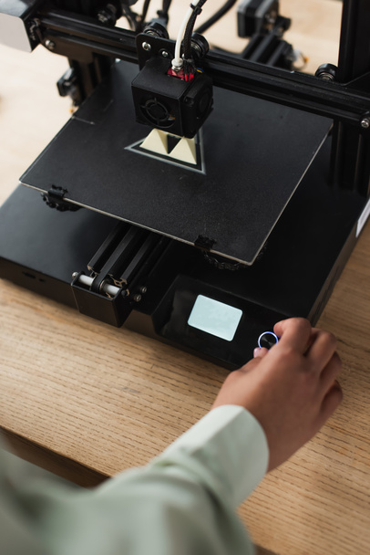Vista parcial del botón táctil femenino en la impresora 3D con el modelo producido en la oficina - Foto, Imagen