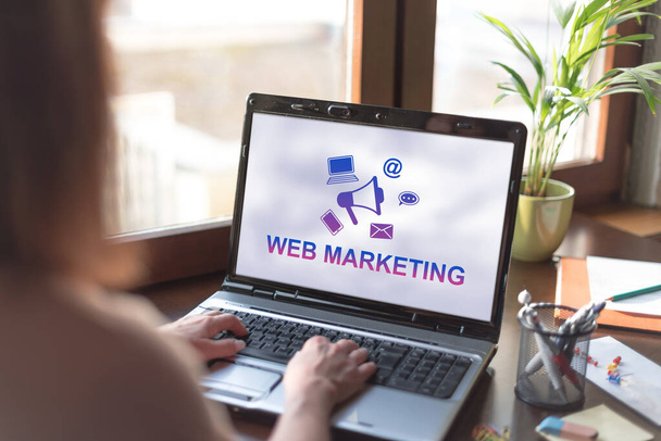 Tela de laptop exibindo um conceito de web marketing - Foto, Imagem