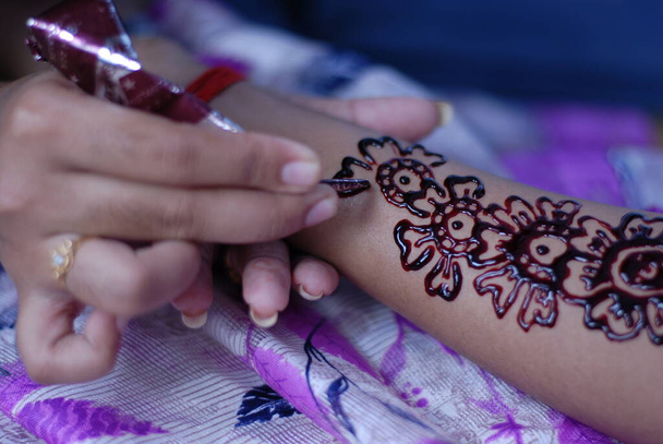 mehendhi of tattoo tekening door een persoon aan de ene kant  - Foto, afbeelding