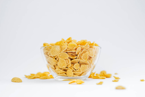 fiocchi di mais in un piatto su sfondo bianco. asciugare colazione veloce. cibo americano - Foto, immagini