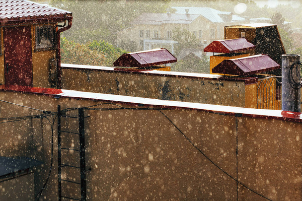 Sintflutartiger Regen auf dem Dach. Regenwetter auf dem Dach - Foto, Bild