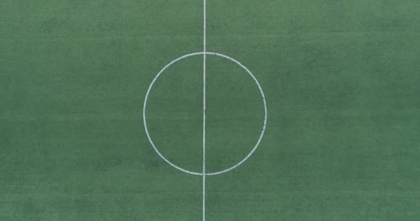 Veduta aerea del calcio verde, campo da calcio. Vista dall'alto verso il basso su un campo di calcio verde e vuoto - Filmati, video