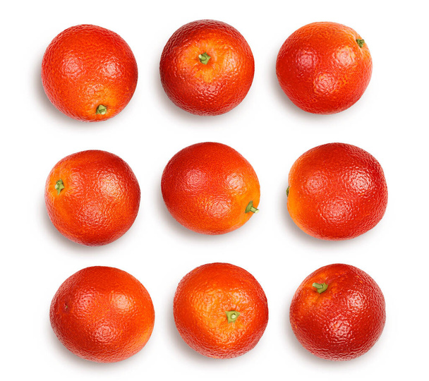 Veri punainen appelsiinit eristetty valkoisella pohjalla leikkausreitillä ja täysi syvyys kentän. Huippunäkymä. Litteä pano. Aseta tai keruu - Valokuva, kuva