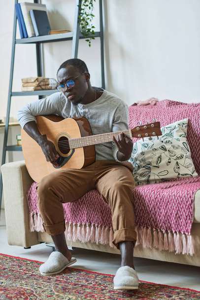 Hombre africano tocando la guitarra - Foto, imagen