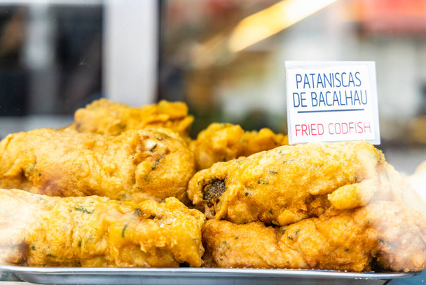 El bacalao frito conocido como pataniscas de bacalhau es un snack común en Portugal - Foto, Imagen