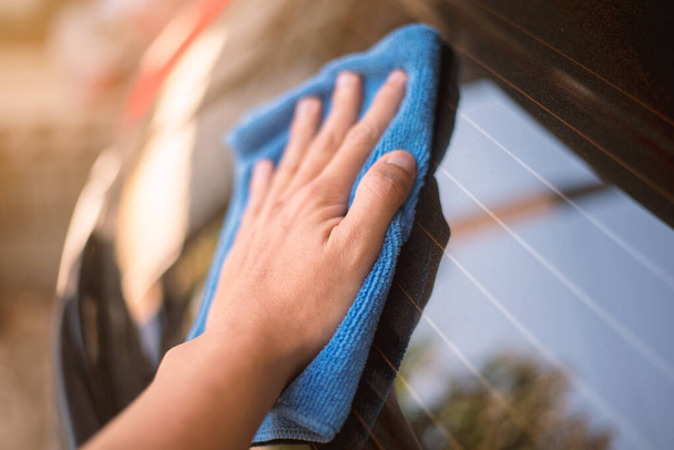 Zavřít ruční držení auta utírá na auto zrcátko - Fotografie, Obrázek