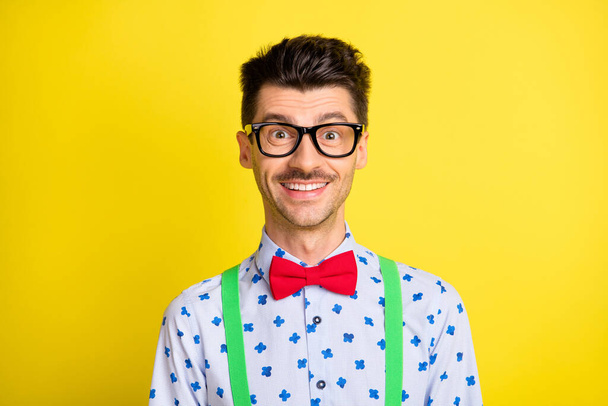 Φωτογραφία του νεαρού όμορφου άνδρα ευτυχής θετικό χαμόγελο hipster φορούν τιράντες απομονώνονται σε κίτρινο χρώμα φόντο - Φωτογραφία, εικόνα