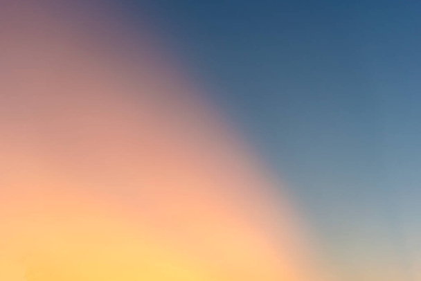 Το βράδυ ουρανός απλό φόντο το πορτοκαλί φως του ήλιου σκίαση ενάντια στο γαλάζιο ουρανό - Φωτογραφία, εικόνα