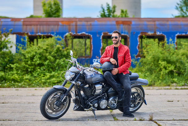 miły człowiek na motocyklu Chopper - Zdjęcie, obraz