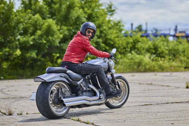 een aardige man op een Chopper motorfiets - Foto, afbeelding