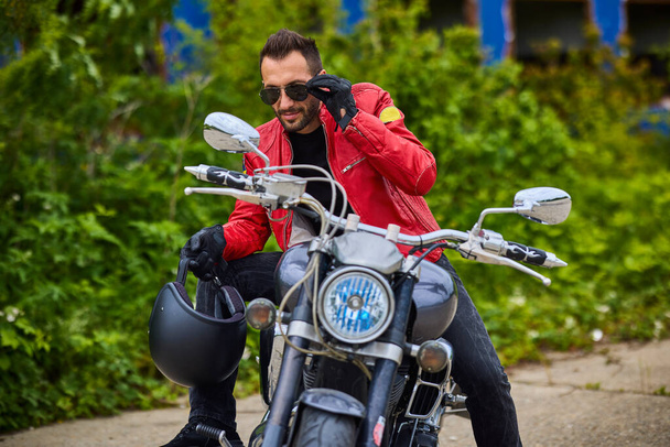 un buen hombre en una motocicleta Chopper - Foto, Imagen