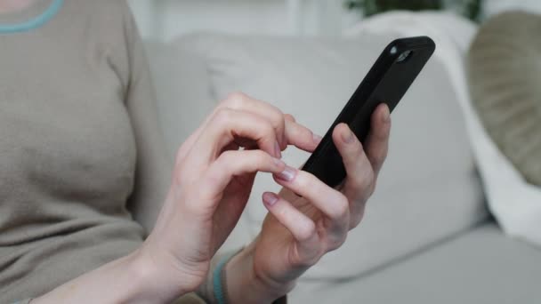 Молода жінка клієнт тримає телефон в руках покупки в додатку, перевіряє соціальні мережі, насолоджується онлайн-чатом, покупкою в Інтернеті, переглядом в Інтернеті, завантаженням крутої безкоштовної програми мобільної технології, крупним планом
 - Кадри, відео