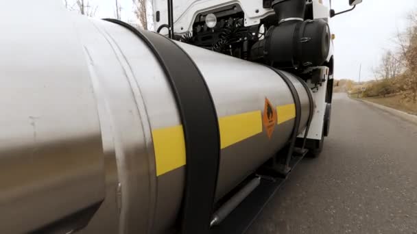 Stříbrný cisternový vůz na dálnici řízení a otáčení rychle, koncept dopravy. Scéna. Benzínový tanker se pohybuje a přepravuje palivo. - Záběry, video
