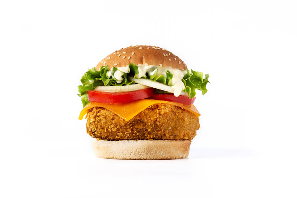 Knuspriger Chicken Burger mit Käse auf weißem Hintergrund - Foto, Bild