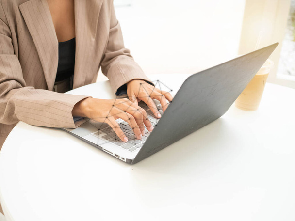 İş kadını yöneticileri şirket müdürü kahve fincanı kahverengi takım elbise iş işi kariyer teknolojisi dijital klavye bilgisayarı Lablet tablet bilgi belgesi yatırım müşteri ağı raporu  - Fotoğraf, Görsel