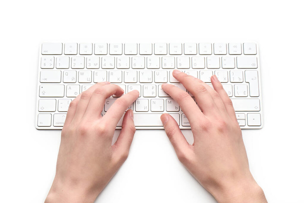 White wireless computer keyboard isolated. Russian-English keyboard layout - Foto, afbeelding
