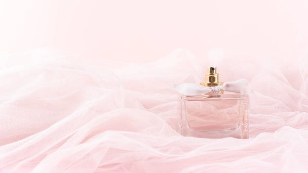Frasco de perfume sobre fundo tecido rosa dobrado. Fragrância perfume produto de beleza cosmética. - Foto, Imagem
