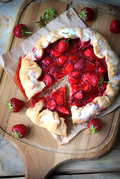 Strawberry Galette. Healthy summer dessert with strawberries. - Foto, afbeelding