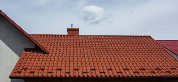 Modern çatı malzemelerinin kullanıldığı evin çatısı. - Fotoğraf, Görsel