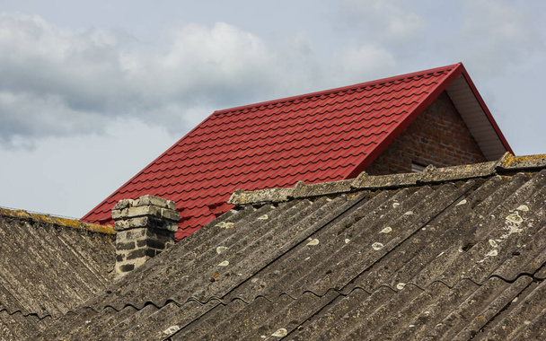 střecha domu, ve kterém se používají moderní střešní materiály - Fotografie, Obrázek