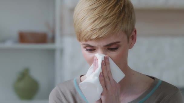 Gros plan headshot malade femme millénaire se sent malsain essuie nez liquide dans les tissus de papier, ayant une maladie infectieuse, attrapé froid ou souffrant de symptômes de grippe à la maison. Soins médicaux, auto-isolement - Séquence, vidéo