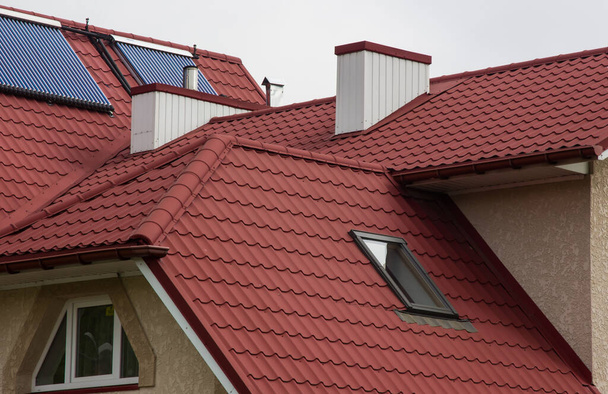 ηλιακοί συλλέκτες στην οροφή ενός σπιτιού - Φωτογραφία, εικόνα