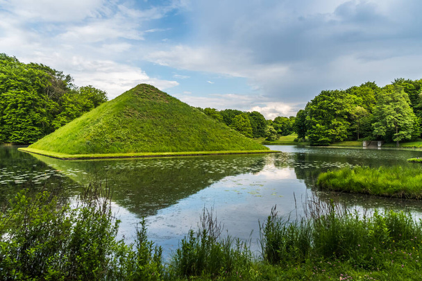 Park Branitz, Cottbus, Saksa: Noin 13 metriä korkea pyramidi on maisema-arkkitehti Hermann Fuerst von Pueckler-Muskaun maamerkki.. - Valokuva, kuva