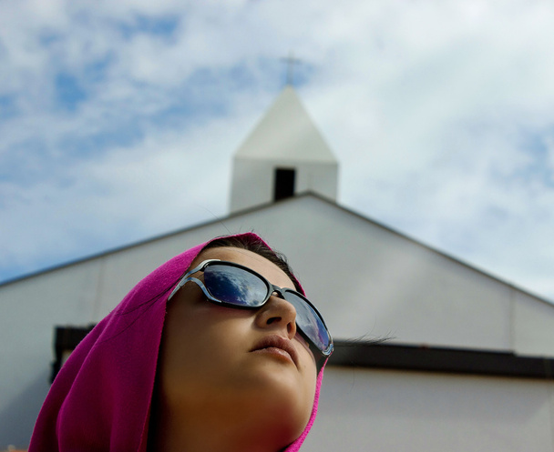 Chica con iglesia en segundo plano
 - Foto, Imagen