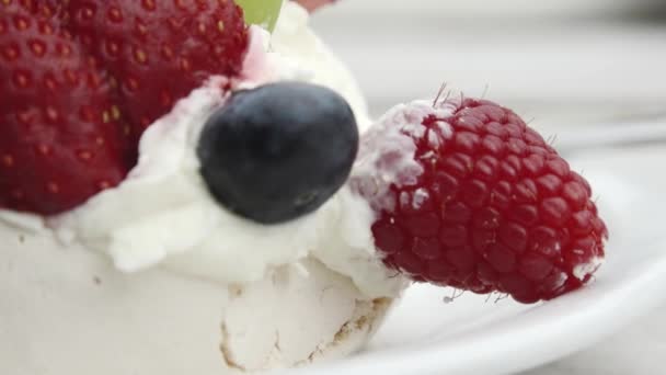 Truskawkowe sadzonki zmiana ostrości na ciasto truskawkowe - Materiał filmowy, wideo