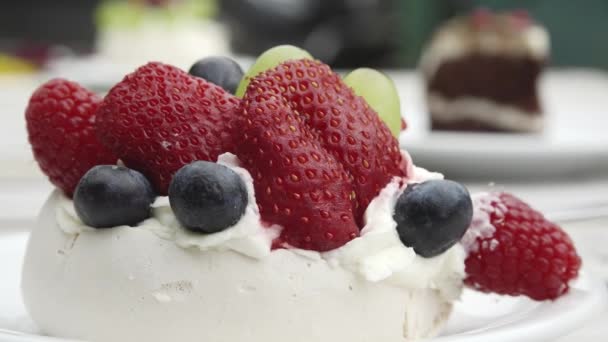Αλλαγή εστίασης σπόρων φράουλας σε κέικ φράουλας - Πλάνα, βίντεο