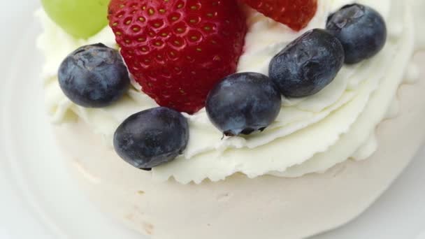 Changement de focus des plantules de fraises sur le gâteau aux fraises - Séquence, vidéo