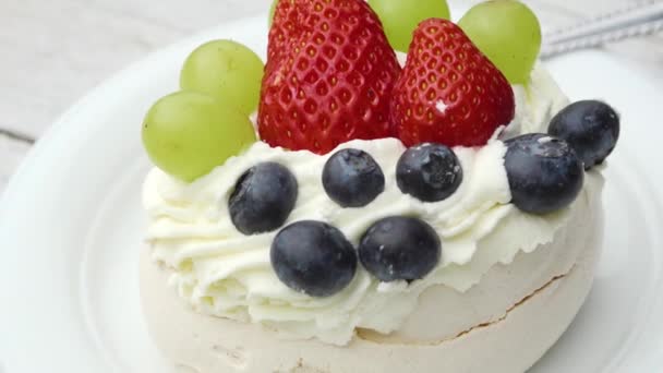 Changement de focus des plantules de fraises sur le gâteau aux fraises - Séquence, vidéo