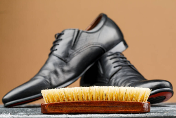 Accessoires voor de verzorging en reiniging van schoenen op een houten tafel. - Foto, afbeelding