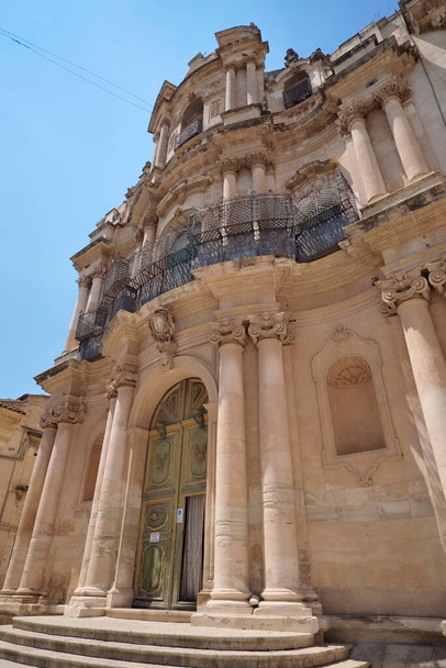 Italia, Sicilia, Scicli (provincia de Ragusa), fachada de la iglesia barroca de San Juan (siglo XVIII AC) - Foto, Imagen