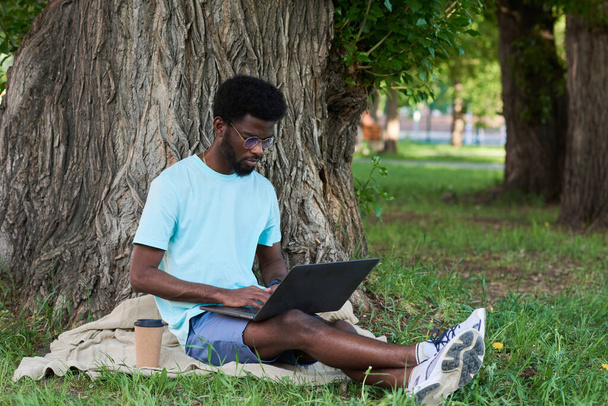 Man working on laptop outdoors - Foto, immagini
