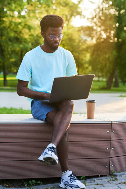 Człowiek pracujący online na laptopie - Zdjęcie, obraz