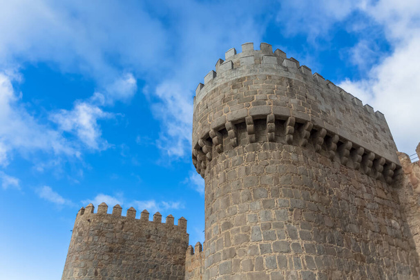 Avila / İspanya - 05: 12 2021: Avila şehir surları ve kale kulesi, arka plan olarak mavi gökyüzü - Fotoğraf, Görsel