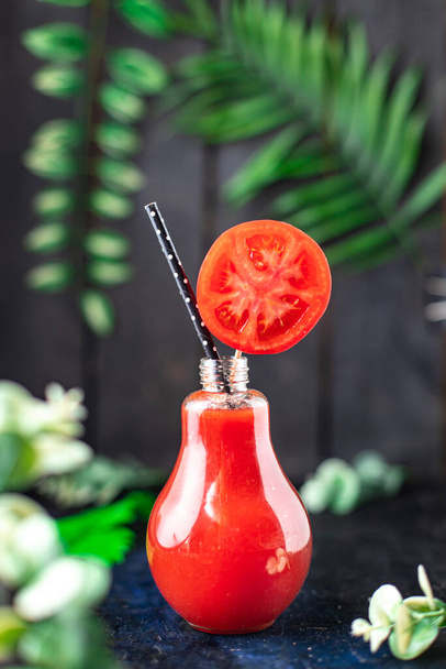 tomaattimehu juuri puristettu cocktail tomaatti alkoholi juoda orgaanista juomaa pöydälle terveellistä ruokaa ateria kopioi tilaa elintarvikkeiden tausta maalaismainen. ylhäältä - Valokuva, kuva