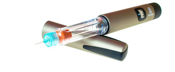 Inyector de pluma de insulina. Bolígrafo de insulina relleno con aguja sobre fondo blanco. Día de la Diabetes. - Foto, imagen