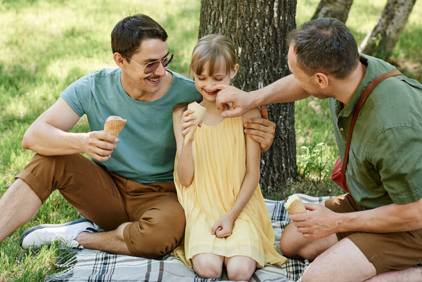 Familia con niños al aire libre - Foto, Imagen