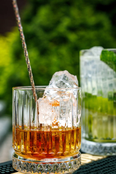 A glass of whiskey with ice. - Foto, Imagem