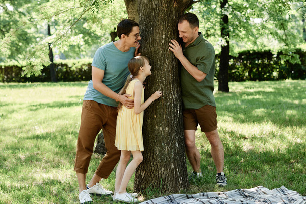 Familie spielt im Park - Foto, Bild