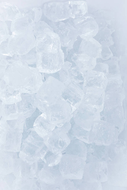 Fondo di ghiaccio. Vista dall'alto di piccoli cubetti di ghiaccio. - Foto, immagini