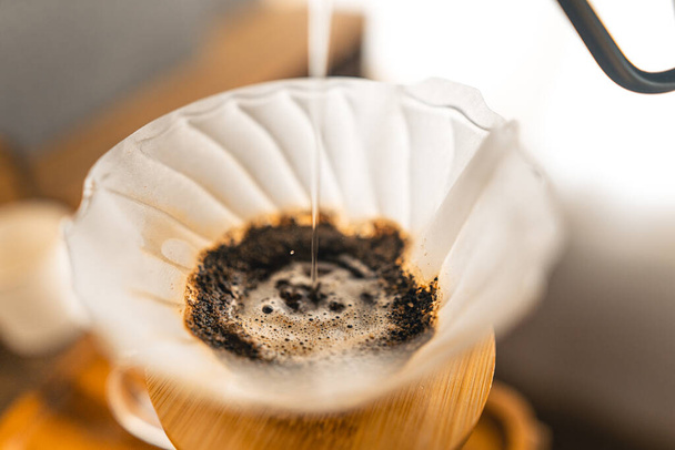 Tropfkaffee, Barista gießt Wasser auf Kaffeesatz mit Filter, brüht Kaffee - Foto, Bild